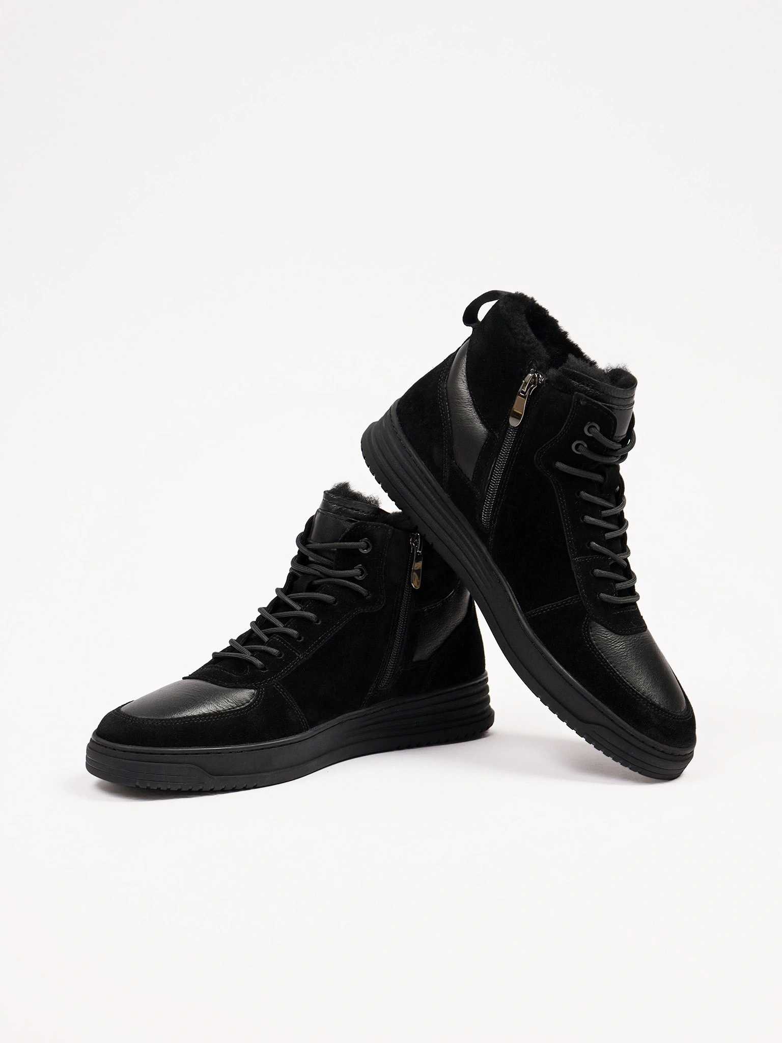 Ботинки комбинированные черного цвета на низкой платформе